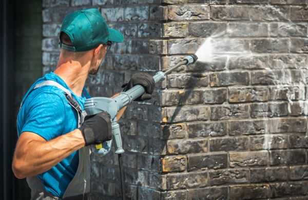 Commercial Building Washing in Manteca